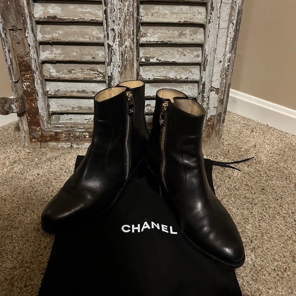 Chanel ankle boots logo/ double gold zippers 39 with logos. Wood heel - Picture 1 of 14